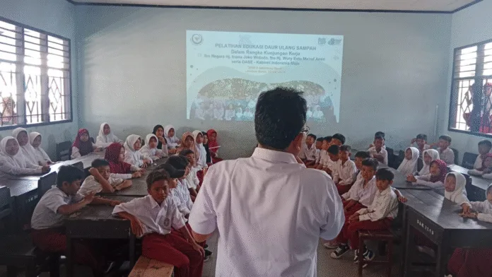 KKP Edukasi Siswa SD di Nusa Tenggara Barat untuk Mengelola Sampah Plastik Melalui Daur Ulang