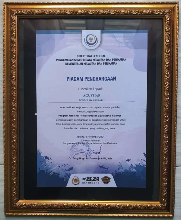 KKP Beri Penghargaan kepada Agustar dari POKMASWAS Kiabu atas Upaya Pemberantasan Destructive Fishing