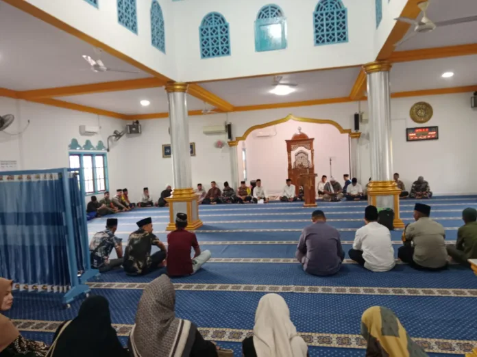 Bupati Kepulauan Anambas, Aneg, mengunjungi Kecamatan Jemaja pada Senin (2432025) dalam rangka silaturahmi dan Safari Ramadan