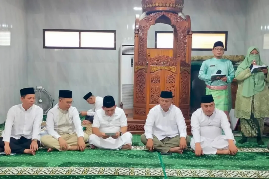 Gubernur Kepulauan Riau, H. Ansar Ahmad, SE., M.M, bersama Wakil Bupati Anambas, Raja Bayu Febri Gunadia, melaksanakan rangkaian safari Ramadan 1446 H di Kabupaten Kepulauan Anambas