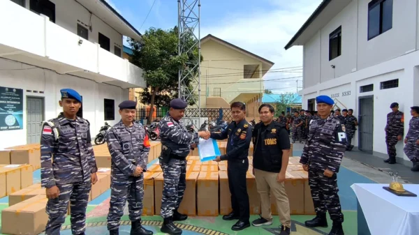 Lanal Tarempa Serahkan Barang Bukti Rokok Ilegal ke Bea dan Cukai