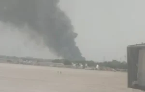 Pesawat Boeing 787-8 Dreamliner milik Air India mengalami kecelakaan tragis di Ahmedabad, Gujarat, pada tanggal 12 Juni 2025. Dalam insiden tersebut, pesawat yang mengangkut 242 penumpang dan awak itu jatuh setelah lepas landas, meninggalkan satu-satunya penumpang yang selamat, sementara lebih dari 240 lainnya dipastikan tewas. Saat ini, pihak berwenang sedang melakukan penyelidikan untuk mengungkap penyebab kecelakaan yang mengerikan ini. (Foto Indiatoday).