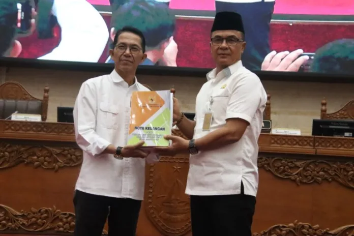 Penyerahan Nota Keuangan Ranperda Perubahan APBD 2025 oleh Wali Kota Batam kepada Wakil Ketua I DPRD. (Foto Humas DPRD Batam)
