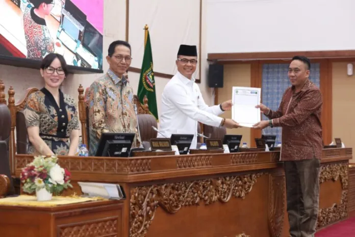 Penyerahan dokumen Ranperda Perubahan APBD 2025 oleh fraksi-fraksi DPRD Batam dalam rapat paripurna. (Foto Humas DPRD Batam)
