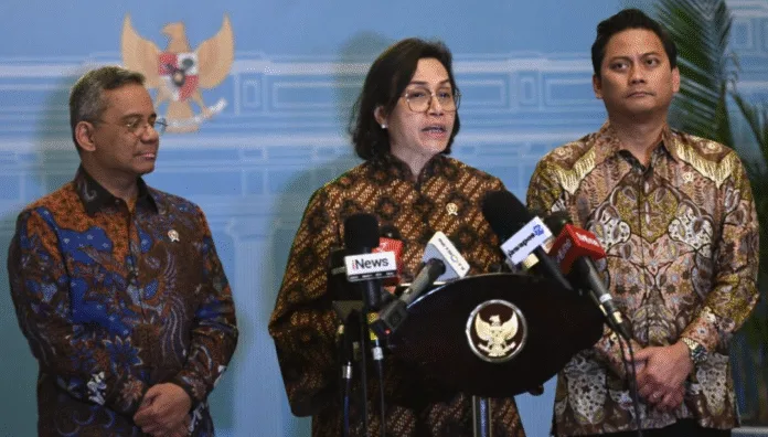 Presiden Prabowo Subianto memimpin rapat bersama jajaran Menteri Kabinet Merah Putih bidang perekonomian di Istana Merdeka, Jakarta, pada Selasa, 22 Juli 2025