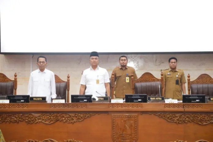 Wakil Ketua I DPRD Batam, Haji Aweng Kurniawan (tengah), memimpin rapat paripurna yang membahas tiga agenda penting