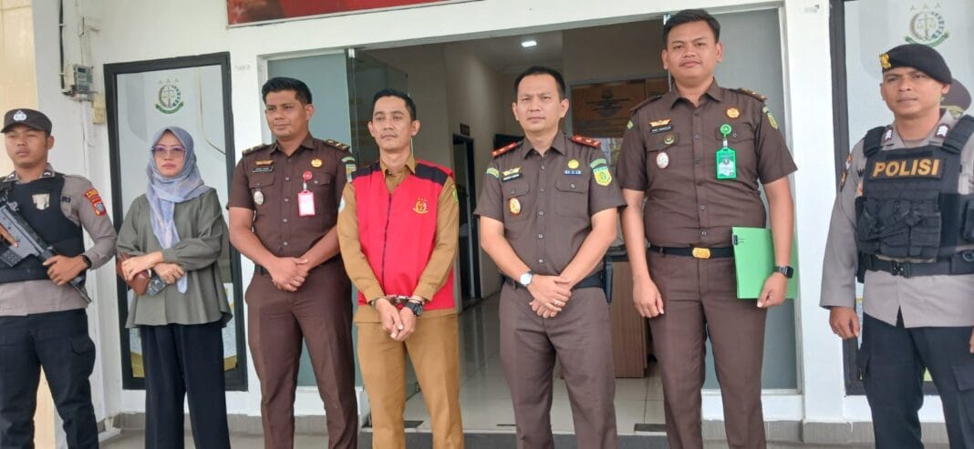 Kepala Cabang Kejaksaan Negeri Karimun di Tanjung Batu saat menyampaikan siaran pers terkait penetapan tersangka TM, Kepala Desa Perayun, dalam kasus dugaan korupsi Dana Desa tahun anggaran 2024. Konferensi pers digelar pada Selasa, 12 Agustus 2025, di Kantor Cabjari Tanjung Batu, disaksikan oleh awak media dan jajaran penyidik.