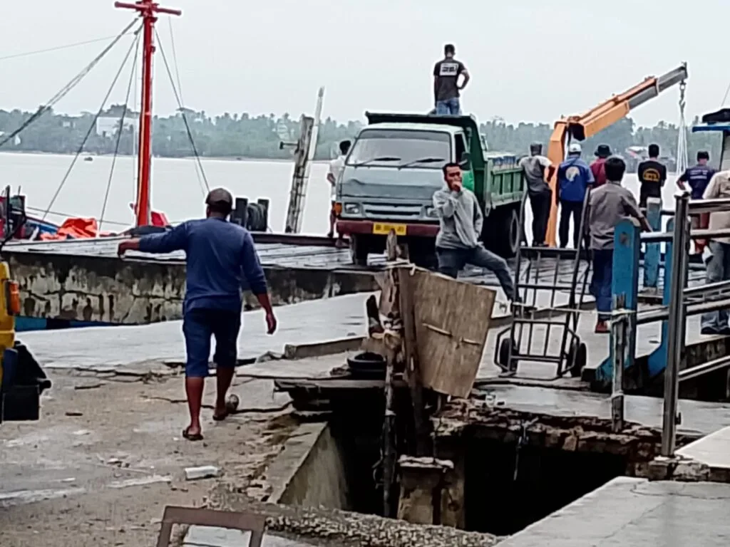 Tenaga Kerja Bongkar Muat: Menjadi “Sapi Perahan” Bagi Pengusaha Dan Pemerintah