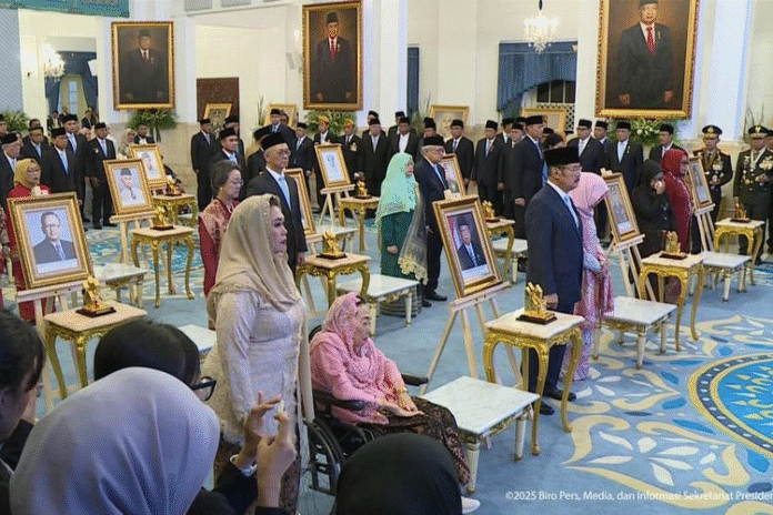 Upacara penganugerahan gelar pahlawan nasional oleh Presiden Prabowo Subianto di Istana Negara, Jakarta