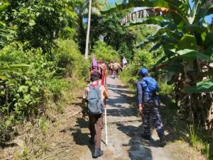 Semangat Posal Memperuk Dampingi Pramuka Lintasi Bukit Pulau Bajau