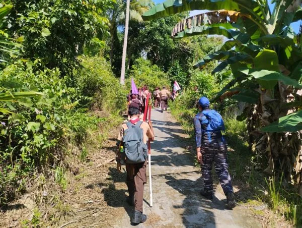 Semangat Posal Memperuk Dampingi Pramuka Lintasi Bukit Pulau Bajau
