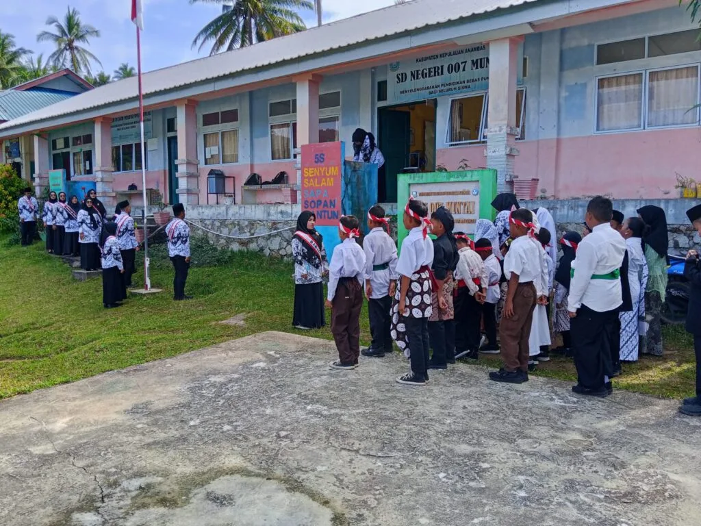SD Negeri 007 Muntai Gelar Upacara Hari Pahlawan ke-80 dengan Nuansa Kostum Kepahlawanan