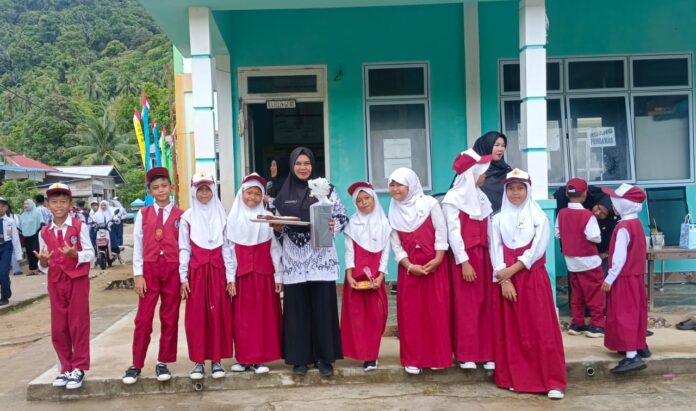 Siswa-Siswi SD Kiabu Berikan Kejutan Manis di Hari Guru Nasional