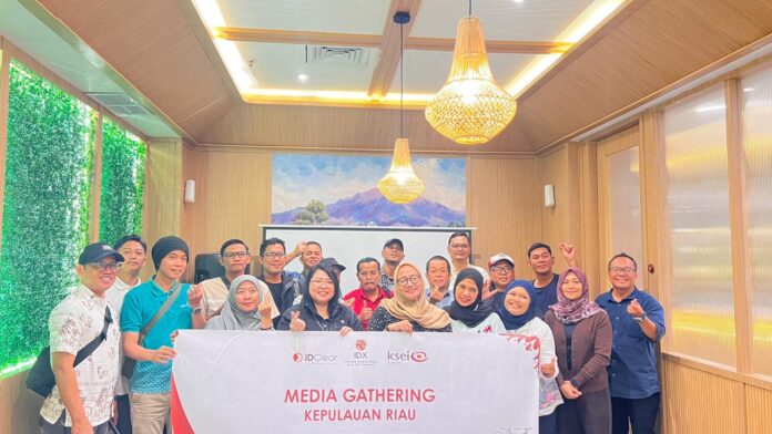 Para awak media berpose bersama seusai mengikuti Media Gathering yang digelar di Renuin Restaurant, Nagoya Hill, Batam, Kepulauan Riau, Sabtu (29/11/2025)