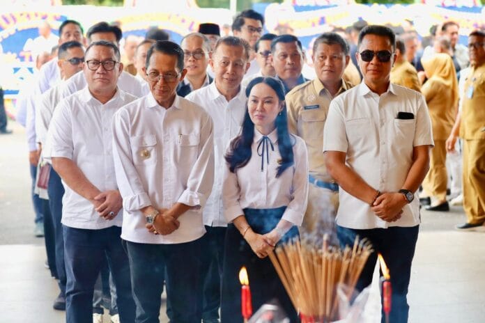 Potret Wali Kota Batam Amsakar Achmad memberikan doa dan penghormatan terakhir di Rumah Duka Sosial Budhi Bhakti Batam