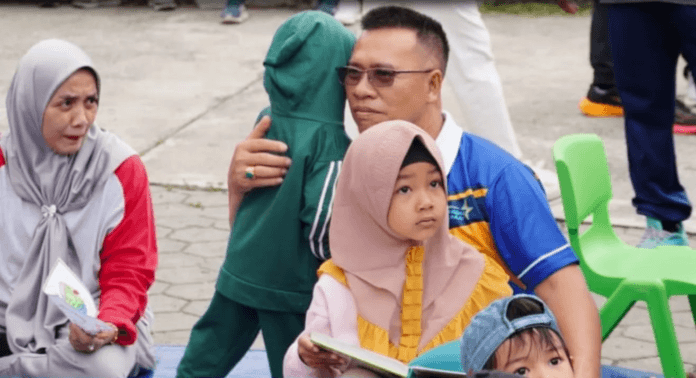 Bupati terlihat memberikan pelukan, menunjukkan sisi kebapakan dan kepedulian.