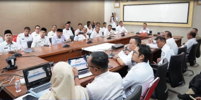 Bupati Kepulauan Anambas, Aneng, saat memimpin rapat