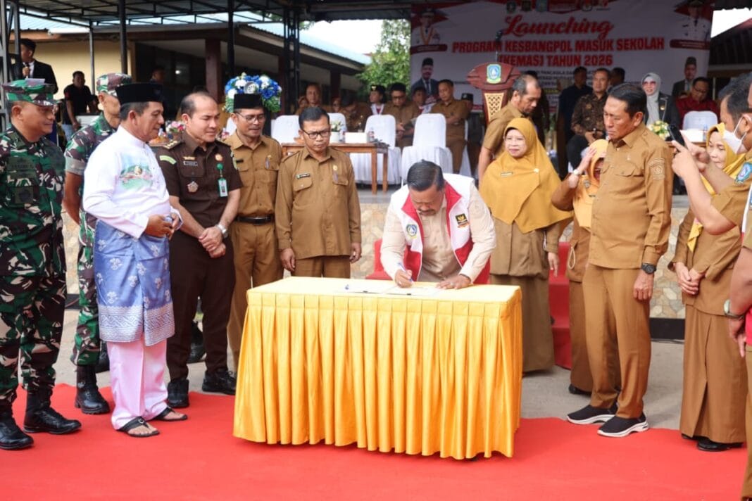 Penandatanganan (MoU) antara Kepala Badan Kesbangpol Kepri, Dinas Pendidikan Kepri, Kemenag Kepri, serta para kepala sekolah. (EnjiDISKOMINFO KEPRI)