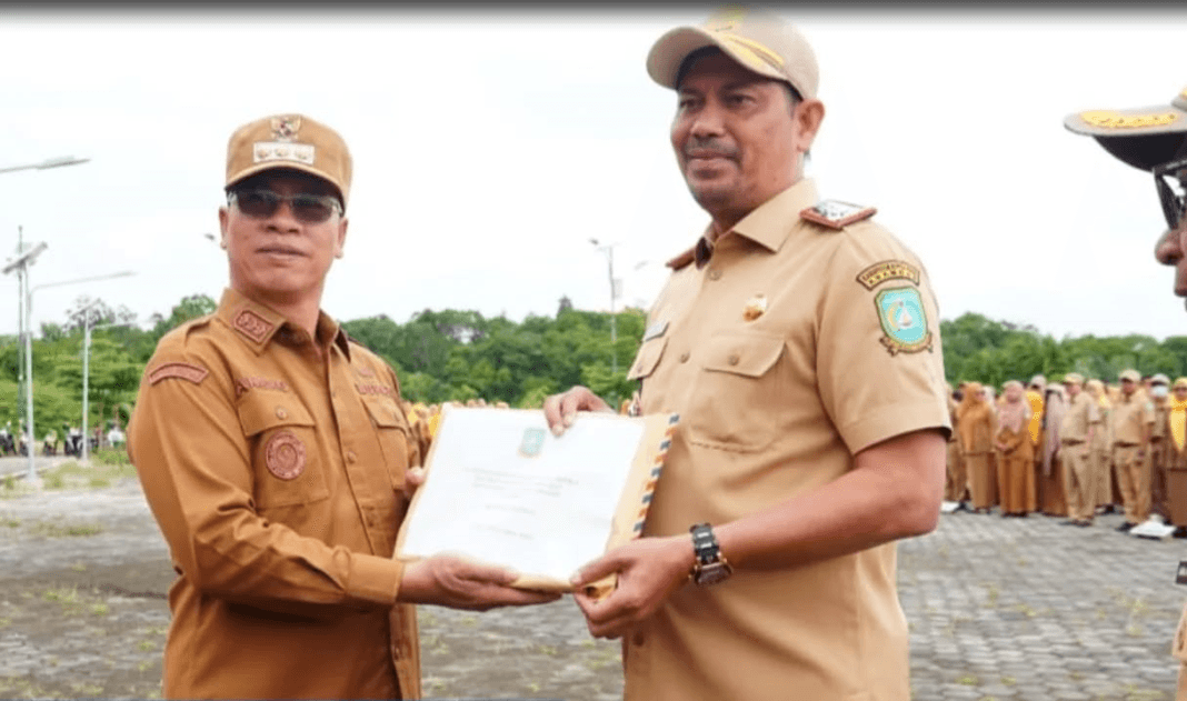 Pimpin Apel Perdana 2026, Bupati Aneng Serahkan DPA dan Tekan Kedisiplinan ASN Anambas Bupati Kepulauan Anambas, Aneng, saat menyerahkan Dokumen Pelaksanaan Anggaran (DPA)