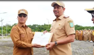 Bupati Kepulauan Anambas, Aneng, saat menyerahkan Dokumen Pelaksanaan Anggaran (DPA)
