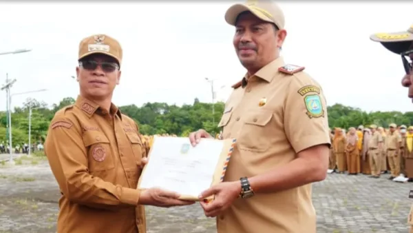 Bupati Kepulauan Anambas, Aneng, saat menyerahkan Dokumen Pelaksanaan Anggaran (DPA)
