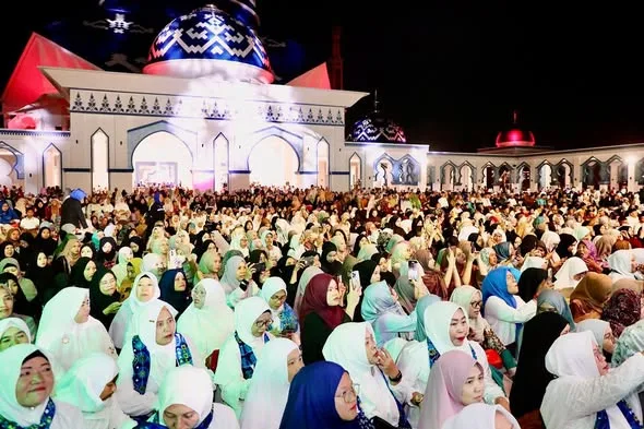 Ribuan Warga Padati Masjid Agung Raja Hamidah, Wali Kota Batam Dorong Penguatan Iman dan Kebersamaan