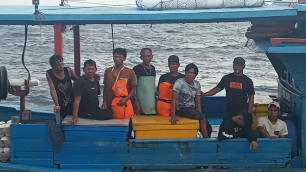 Sembilan awak kapal KM Makmur Jaya yang selamat mengenakan jaket keselamatan di atas kapal penyelamat setelah dievakuasi di perairan Bintan.