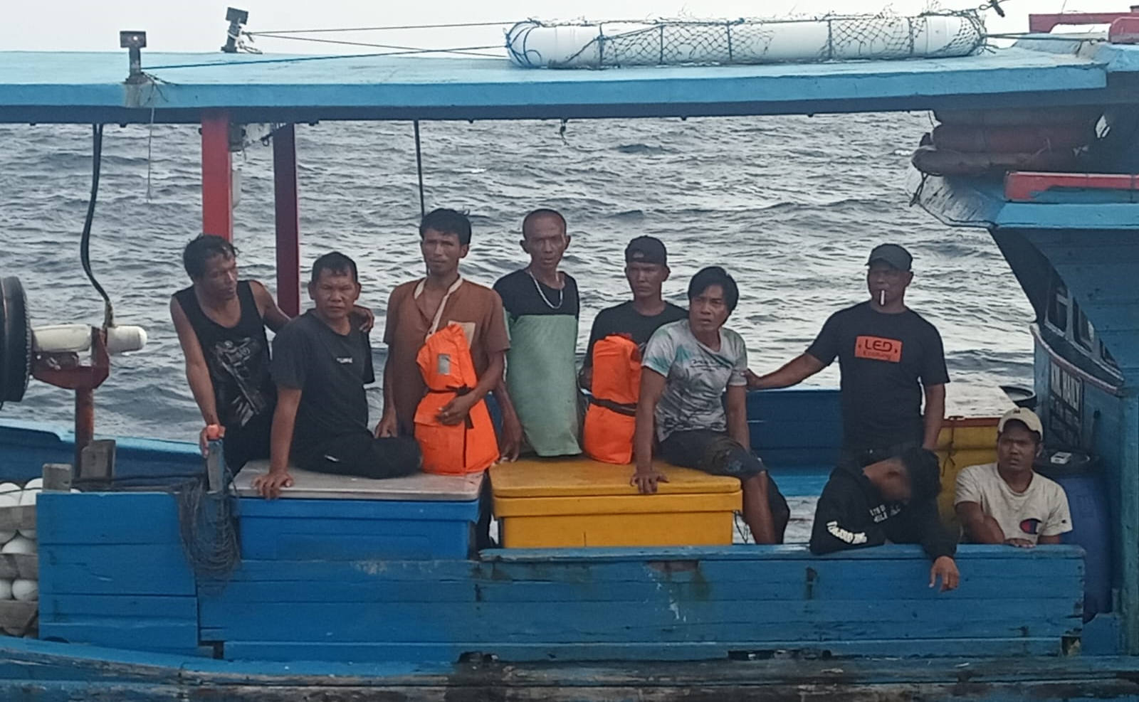 Sempat Hilang, 9 ABK KM Makmur Jaya Ditemukan Selamat di Perairan Merapas Bintan Sembilan awak kapal KM Makmur Jaya yang selamat mengenakan jaket keselamatan di atas kapal penyelamat setelah dievakuasi di perairan Bintan.