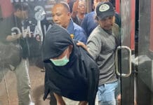 Kasus Mutilasi Ganet: Polisi Libatkan Ahli Psikologi Periksa Kejiwaan Nasrun Tersangka mutilasi Nasrun di Tanjungpinang dikawal ketat polisi saat keluar dari gedung Mapolresta dengan wajah tertutup kupluk dan masker.