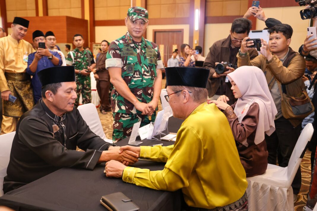 Gubernur Kepri Ansar Ahmad membayar zakat harta di Baznas Kepri Aula Wan Seri Beni Dompak Tanjungpinang