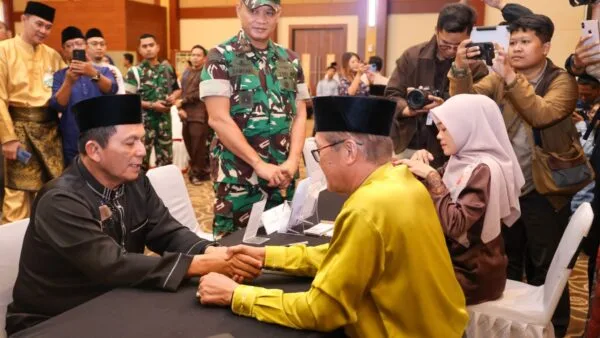 Gubernur Kepri Ansar Ahmad membayar zakat harta di Baznas Kepri Aula Wan Seri Beni Dompak Tanjungpinang
