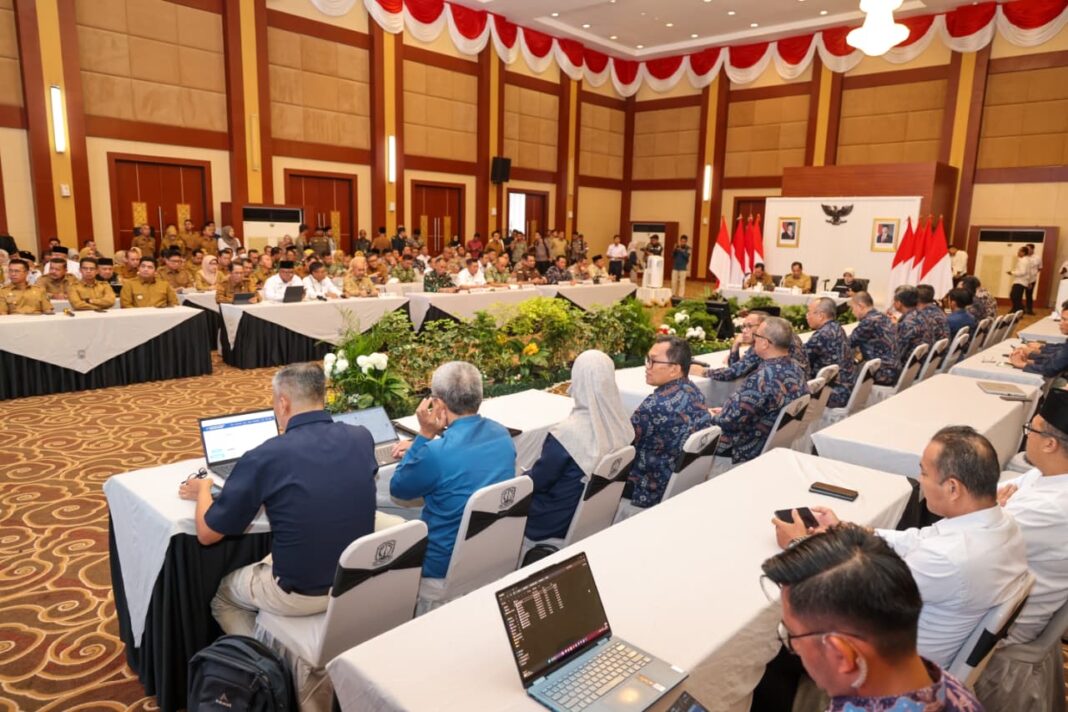 Suasana Rapat Koordinasi (Rakor) Pengendalian Inflasi Daerah di Aula Wan Seri Beni, Dompak, yang dihadiri oleh pejabat Pemprov Kepri dan Forkopimda.