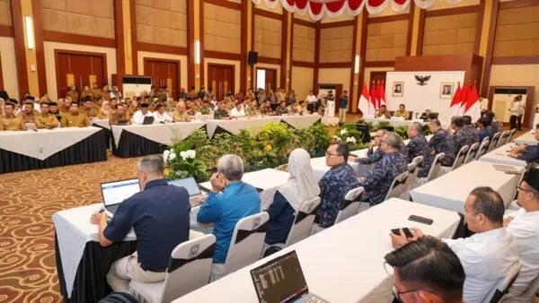 Suasana Rapat Koordinasi (Rakor) Pengendalian Inflasi Daerah di Aula Wan Seri Beni, Dompak, yang dihadiri oleh pejabat Pemprov Kepri dan Forkopimda.