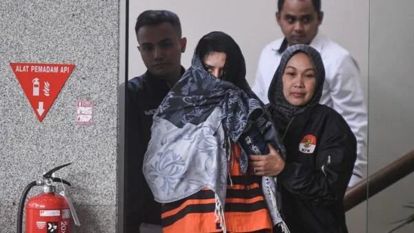 Bupati Pekalongan Fadia Arafiq ditahan KPK terkait kasus korupsi outsourcing