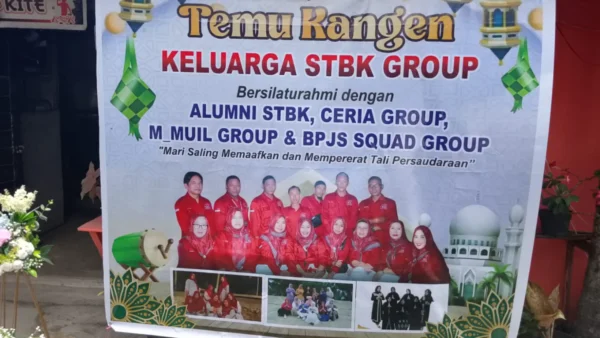 Sekelompok orang yang terdiri dari pengurus GBI Tanjung Batu, aparat kepolisian, kejaksaan, dan tokoh masyarakat berfoto bersama sambil mengepalkan tangan. Di belakang mereka terdapat spanduk ucapan Selamat Idul Fitri 1447 H dari GBI, dan di depan mereka tertumpuk puluhan karung beras serta kardus mi instan untuk bantuan sosial.