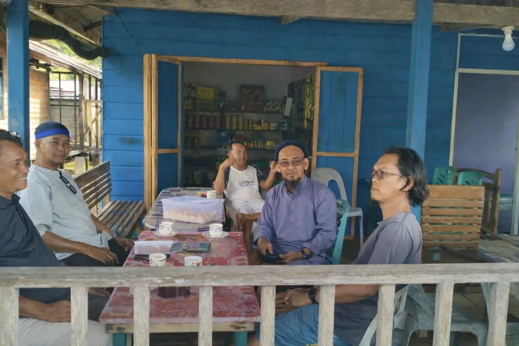 kunjungan-hnsi-jemaja Agustar, Ketua HNSI Anambas, saat berdiskusi santai namun serius dengan warga dan pengurus ranting di Jemaja Timur