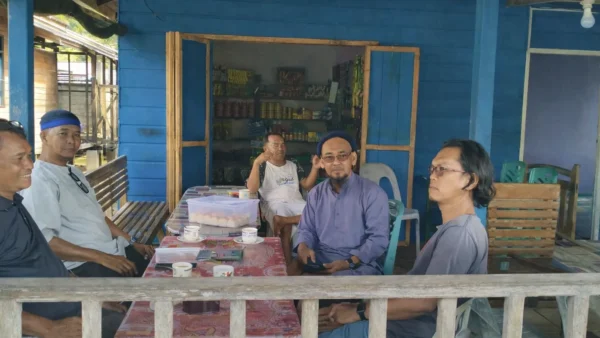 Agustar, Ketua HNSI Anambas, saat berdiskusi santai namun serius dengan warga dan pengurus ranting di Jemaja Timur