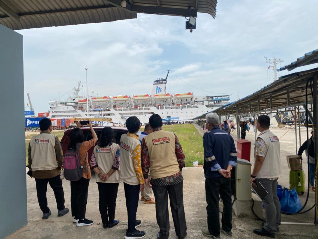 Tim Ombudsman RI Provinsi Kepri mengenakan rompi dinas sedang memantau kondisi kapal Pelni dan kesiapan fasilitas di pelabuhan Batam menjelang mudik Lebaran 2026