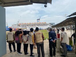 Ombudsman Kepri Soroti Ketidakpastian Jadwal Roro Punggur dan Masalah ‘Non-Seat’ di Pelabuhan Bintang 99 Tim Ombudsman RI Provinsi Kepri mengenakan rompi dinas sedang memantau kondisi kapal Pelni dan kesiapan fasilitas di pelabuhan Batam menjelang mudik Lebaran 2026