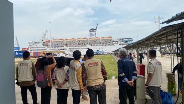 Tim Ombudsman RI Provinsi Kepri mengenakan rompi dinas sedang memantau kondisi kapal Pelni dan kesiapan fasilitas di pelabuhan Batam menjelang mudik Lebaran 2026