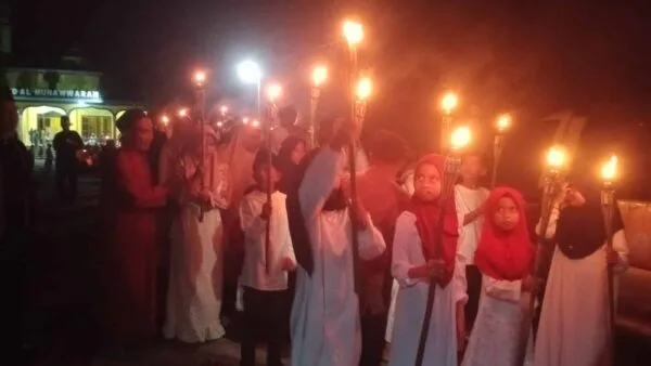 Warga Desa Ulu Maras mengikuti pawai Idul Fitri 1447 H dengan obor keliling kampung