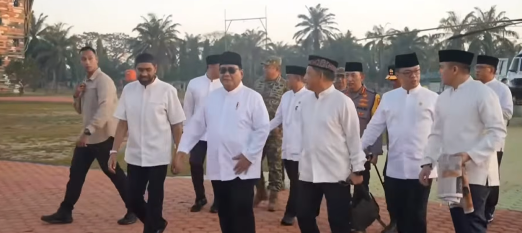 Presiden Prabowo Subianto berjalan bersama jajaran pejabat dan warga setelah Salat Idul Fitri 2026 di Aceh Tamiang.