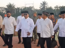 Sentuhan Kasih di Serambi Mekah: Presiden Prabowo Pilih Rayakan Idul Fitri Bersama Rakyat Aceh Tamiang Presiden Prabowo Subianto berjalan bersama jajaran pejabat dan warga setelah Salat Idul Fitri 2026 di Aceh Tamiang.