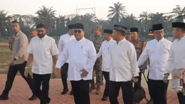 Presiden Prabowo Subianto berjalan bersama jajaran pejabat dan warga setelah Salat Idul Fitri 2026 di Aceh Tamiang.