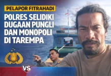 Polres Kepulauan Anambas Selidiki Dugaan Pungli dan Monopoli di Pelabuhan Tarempa berita investigasi menampilkan Fitrahadi di atas kapal nelayan dengan latar laut dan pegunungan. Visual buatan tim redaksi untuk publikasi kasus dugaan pungli dan monopoli di Tarempa.