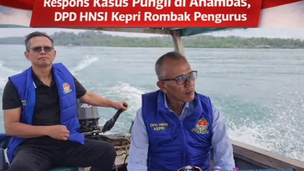 Ketua DPD HNSI Kepri H. Eko Prihananto dan Wakil Ketua OKK Bernard F. Gultom mengenakan rompi biru saat berada di atas perahu motor. Terdapat tulisan "Respons Kasus Pungli di Anambas, DPD HNSI Kepri Rombak Pengurus".