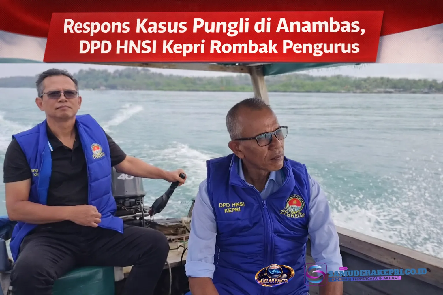 Ketua DPD HNSI Kepri H. Eko Prihananto dan Wakil Ketua OKK Bernard F. Gultom mengenakan rompi biru saat berada di atas perahu motor. Terdapat tulisan "Respons Kasus Pungli di Anambas, DPD HNSI Kepri Rombak Pengurus".