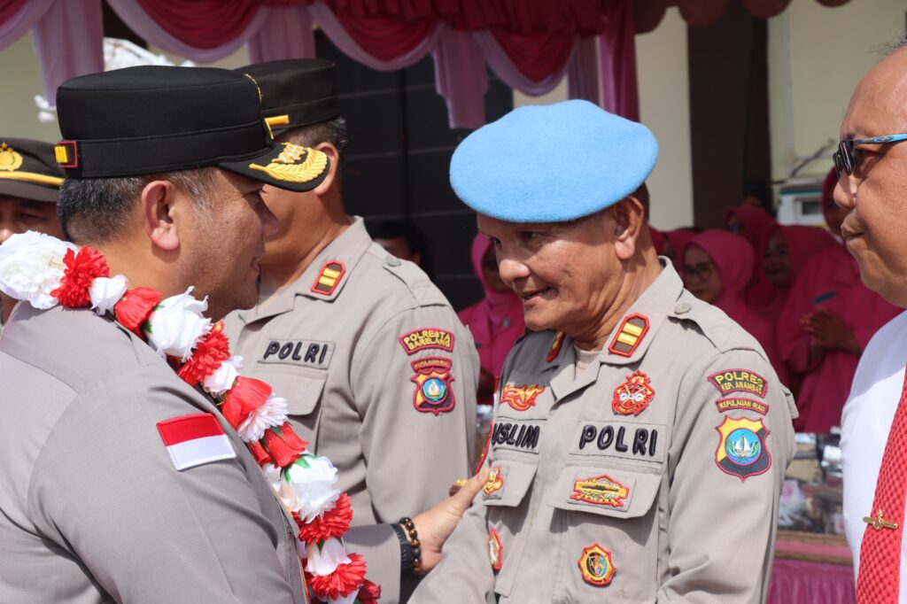 Dedikasi 22 Tahun di Perbatasan, Kasipropam Anambas dan Istri Terima Hadiah Umroh dari Kapolda Kepri