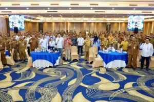 Wali Kota Batam Amsakar Achmad dan Wakil Wali Kota Li Claudia Chandra sedang menyimak pemaparan laporan kajian tata kelola sampah di Grand Ballroom AP Premiere Batam, 18 Mei 2026.