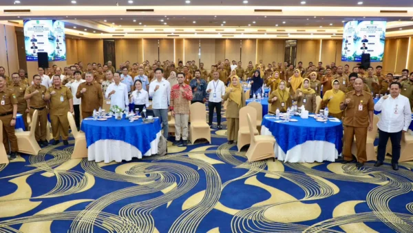 Wali Kota Batam Amsakar Achmad dan Wakil Wali Kota Li Claudia Chandra sedang menyimak pemaparan laporan kajian tata kelola sampah di Grand Ballroom AP Premiere Batam, 18 Mei 2026.